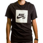 Camiseta-NikeSB-12722-Logo-Nomad-Preto-01